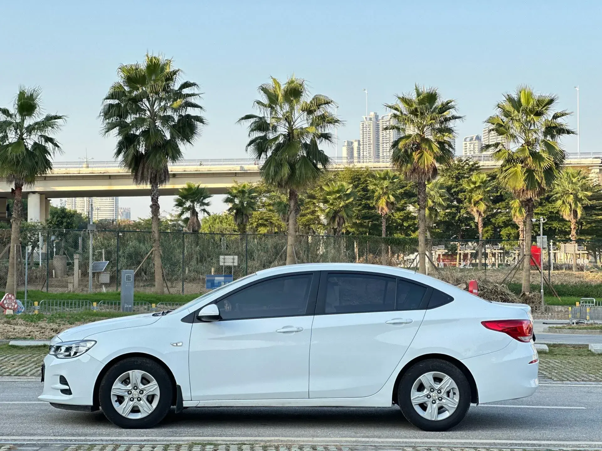 2016 CHEVROLET CAVALIER thumbnail 3