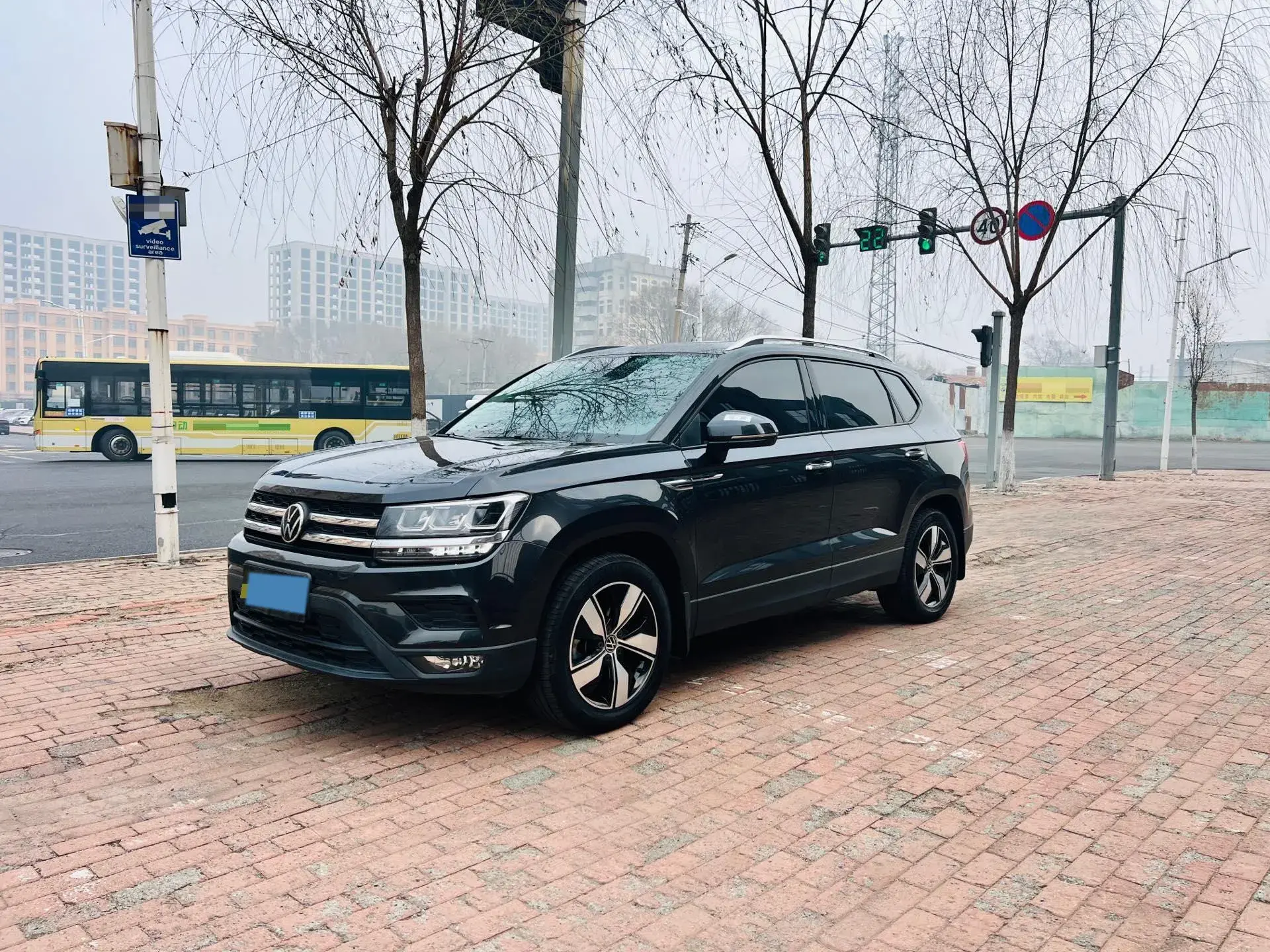 2022 VOLKSWAGEN THARU view 1