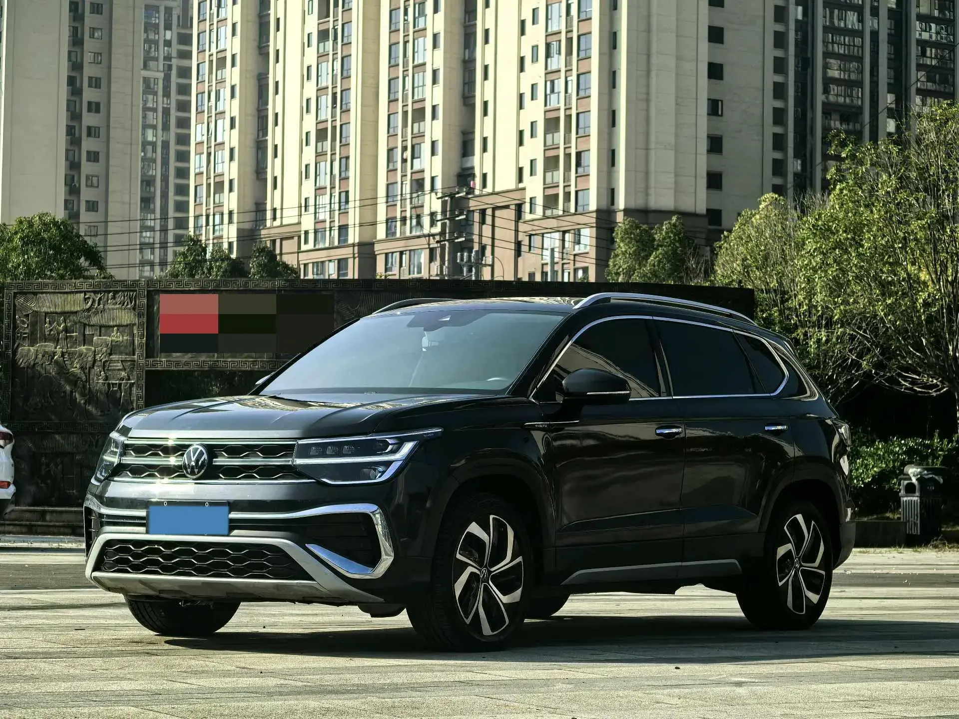 2023 VOLKSWAGEN THARU view 1