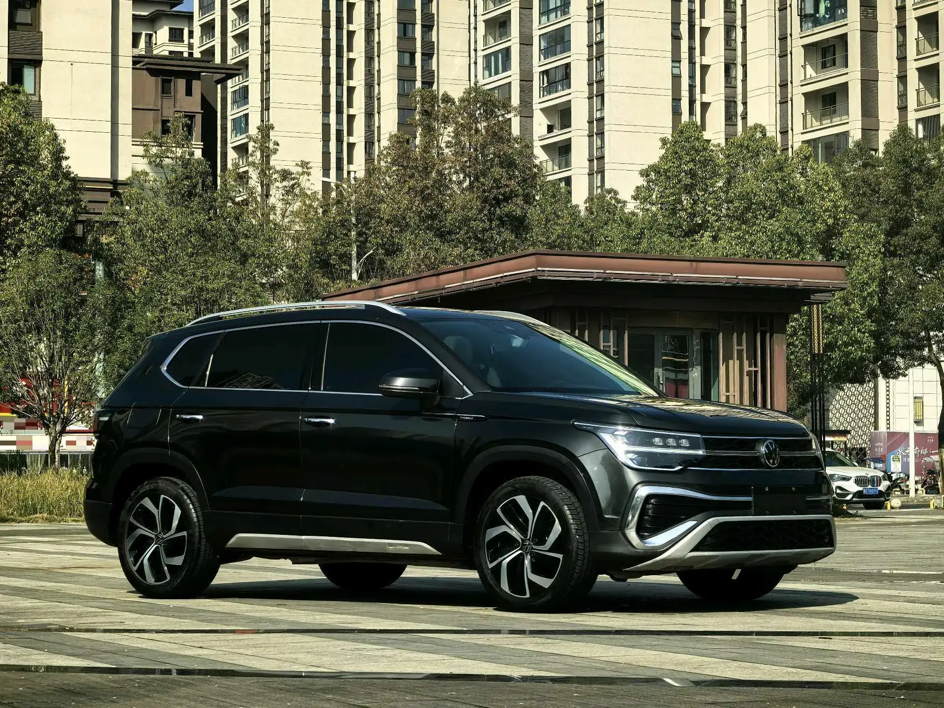 2023 VOLKSWAGEN THARU thumbnail 3