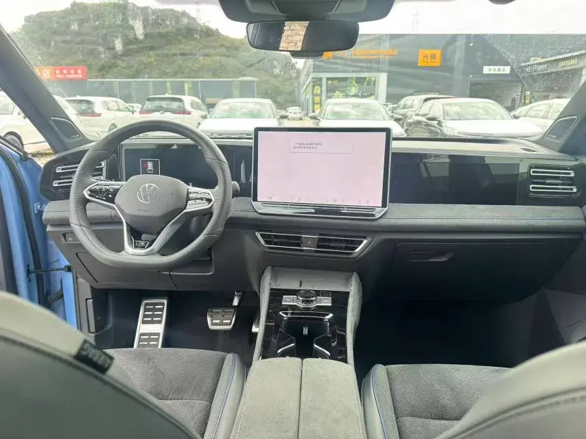 2024 VOLKSWAGEN TIGUAN thumbnail 4