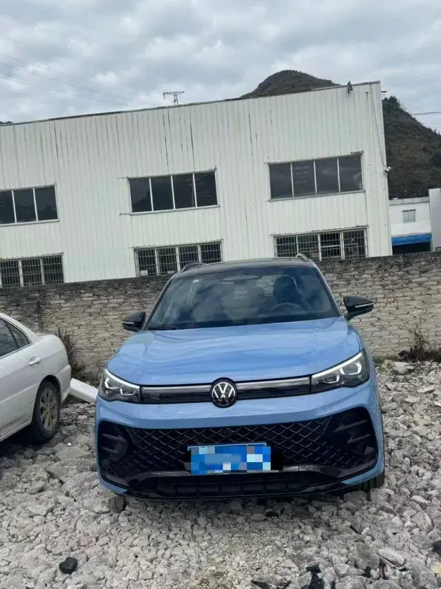 2024 VOLKSWAGEN TIGUAN thumbnail 2