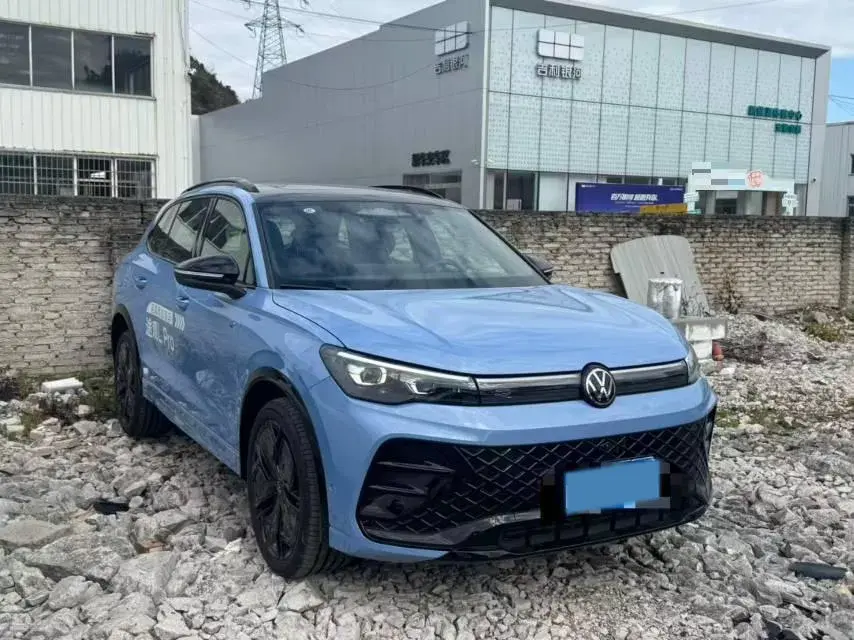 2024 VOLKSWAGEN TIGUAN thumbnail 3