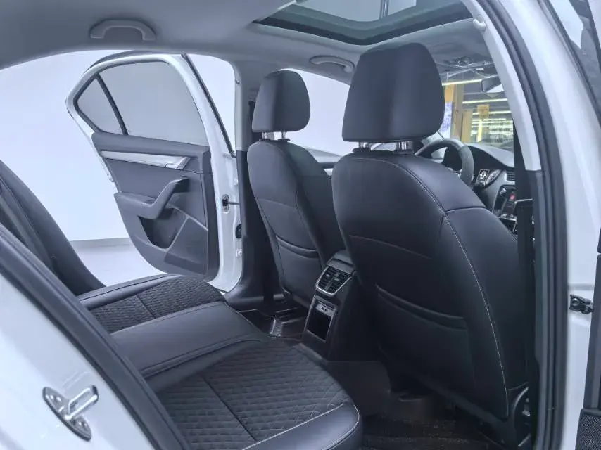 2018 SKODA OCTAVIA thumbnail 4