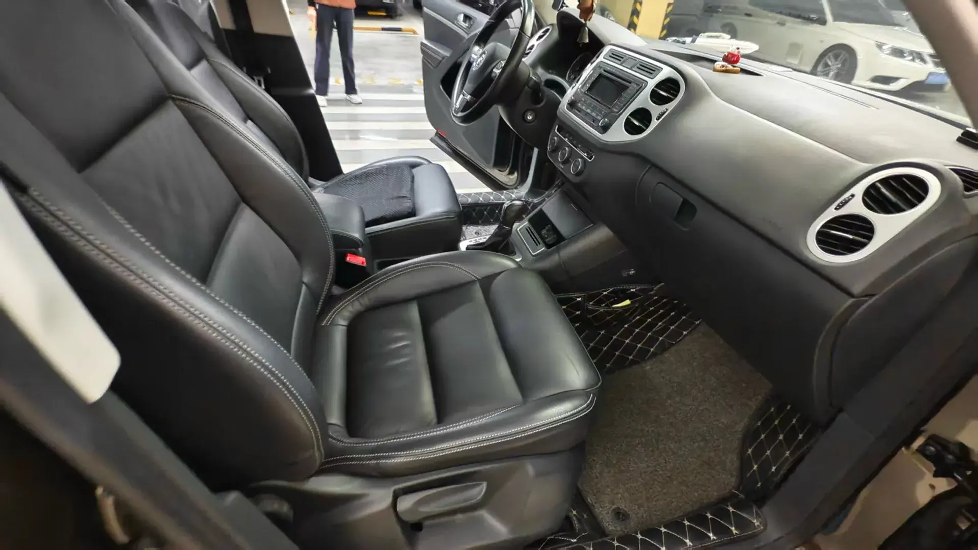 2017 VOLKSWAGEN TIGUAN thumbnail 4