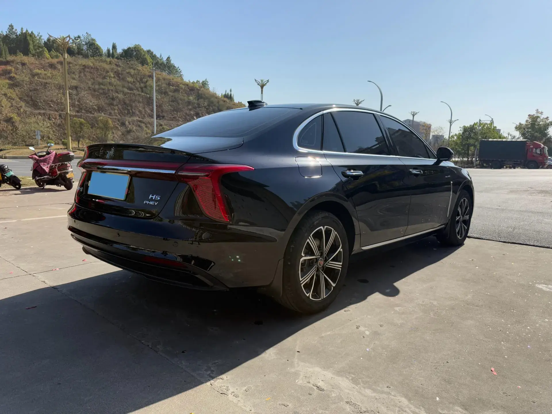 2025 HONGQI H5 thumbnail 4