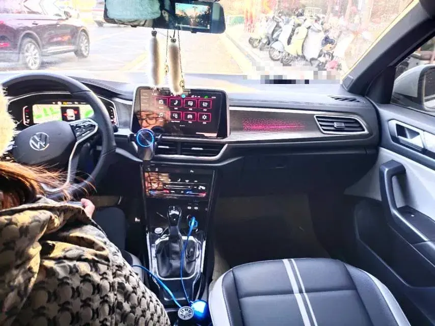 2025 VOLKSWAGEN T-ROC thumbnail 4