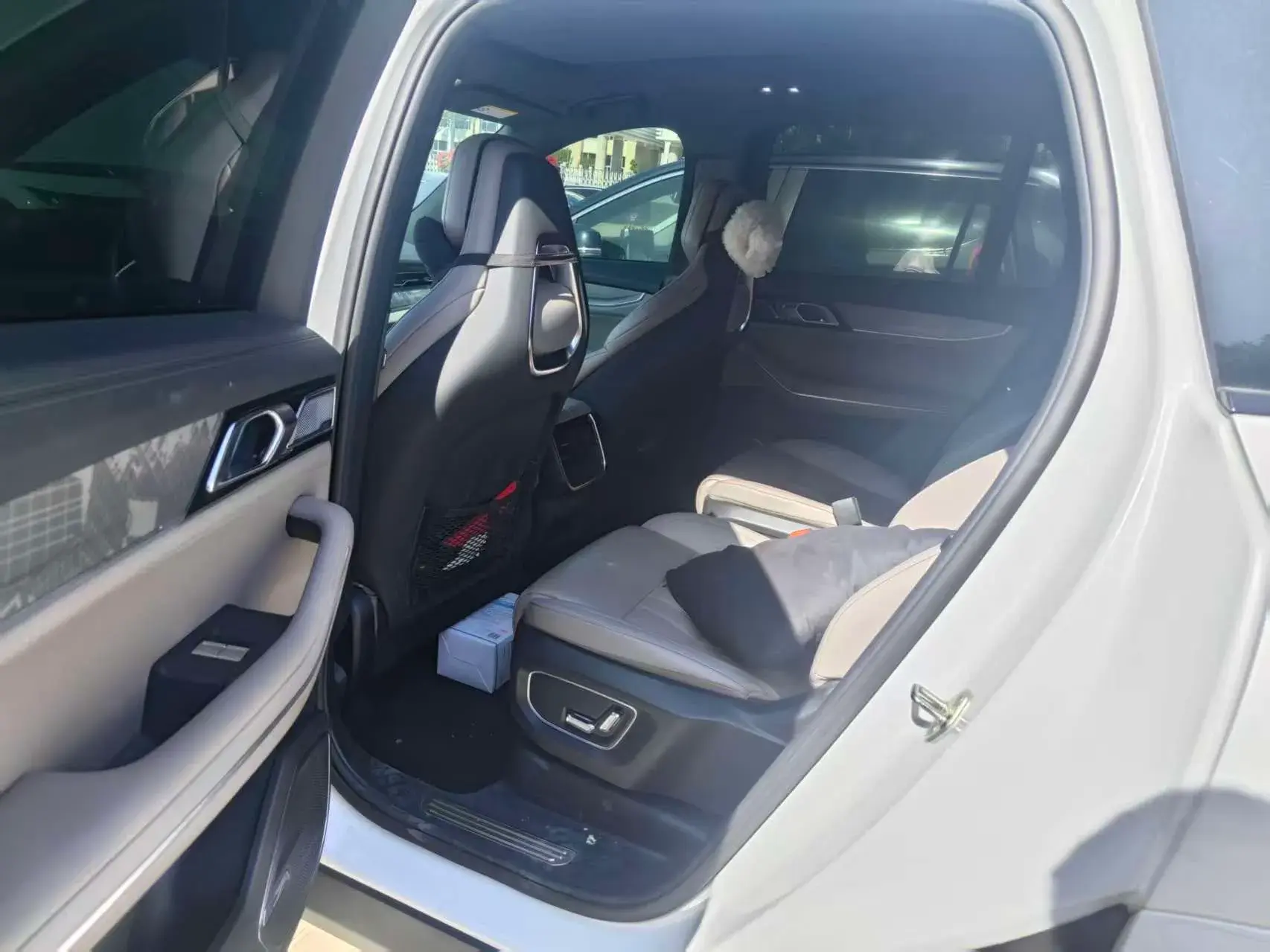 2023 LYNK&CO 09 thumbnail 4