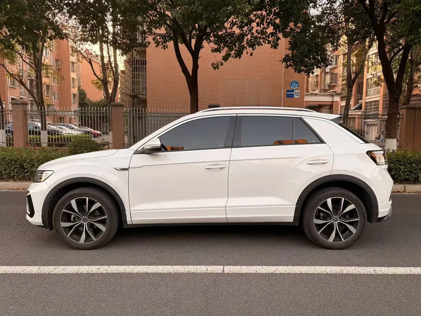 2023 VOLKSWAGEN T-ROC thumbnail 3