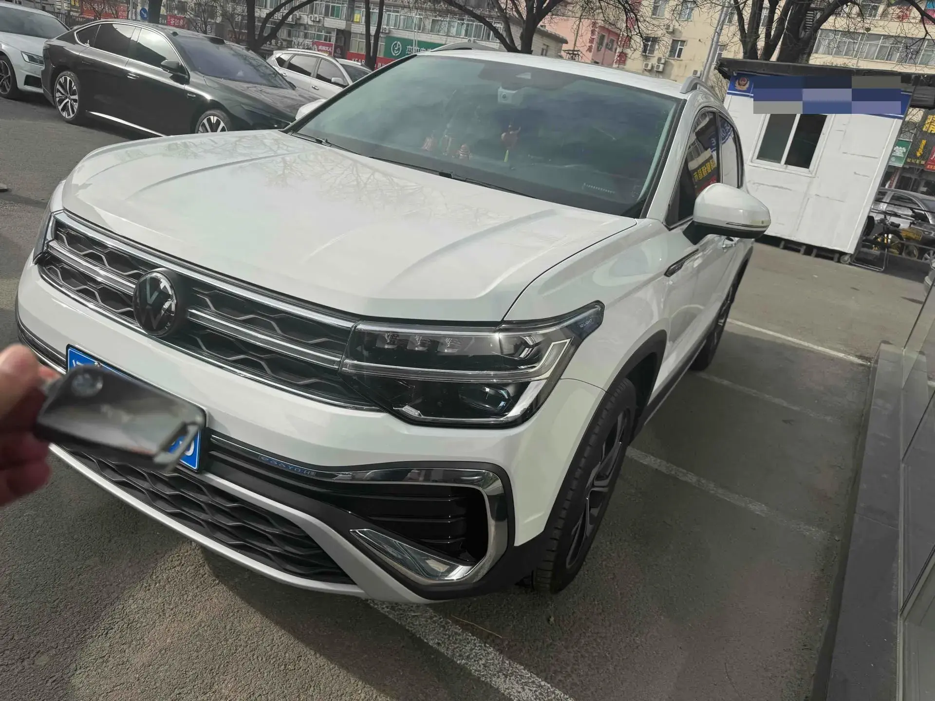 2023 VOLKSWAGEN THARU view 1