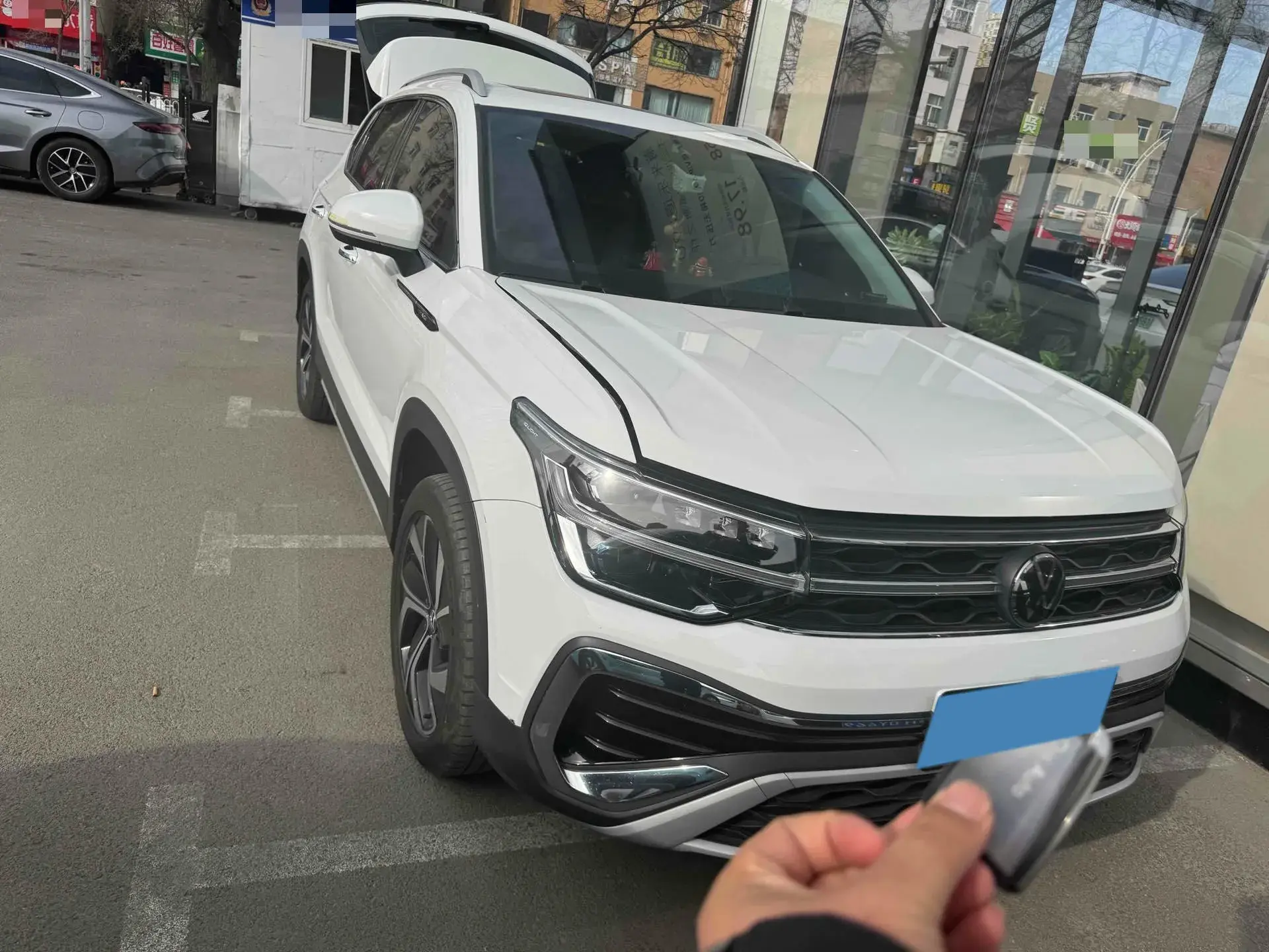 2023 VOLKSWAGEN THARU thumbnail 2