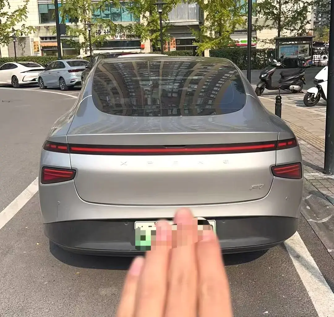 2022 XPENG P7 thumbnail 3