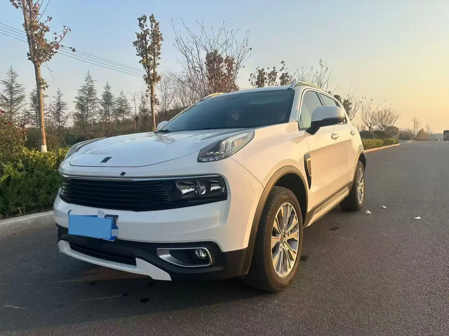 2018 LYNK&CO 01 view 1