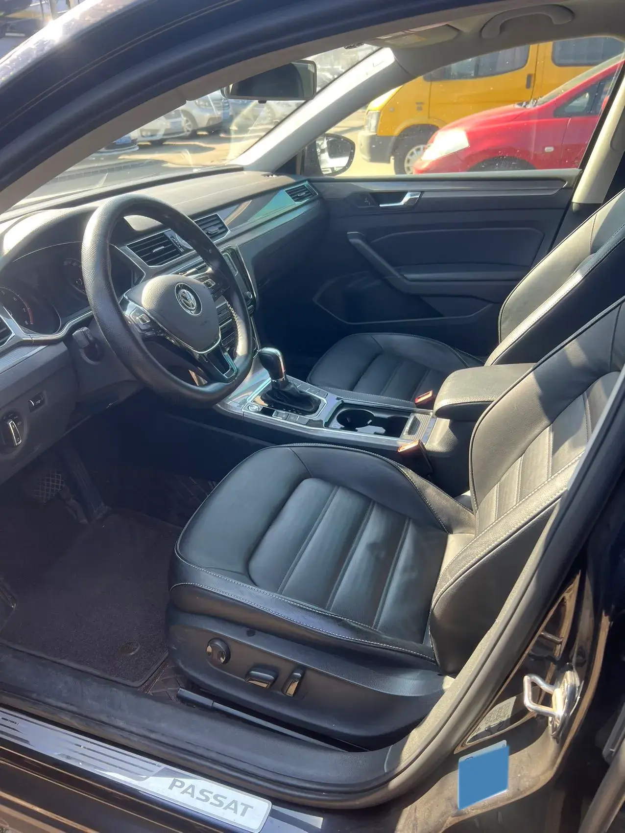 2017 VOLKSWAGEN PASSAT thumbnail 3