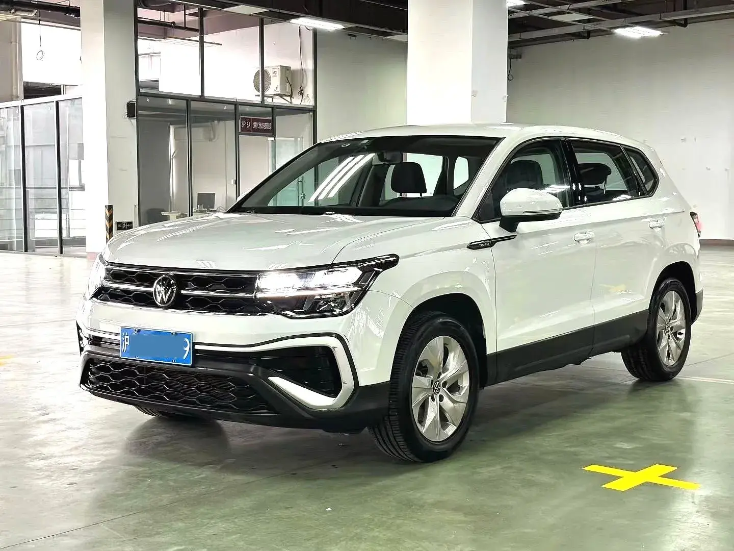 2023 VOLKSWAGEN THARU view 1