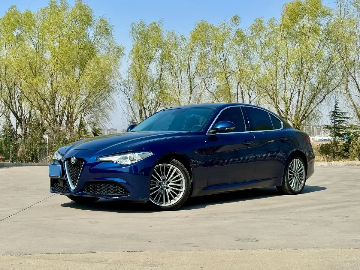 2017 Alfa Romeo Giulia 2.0T 200HP L4 8AT