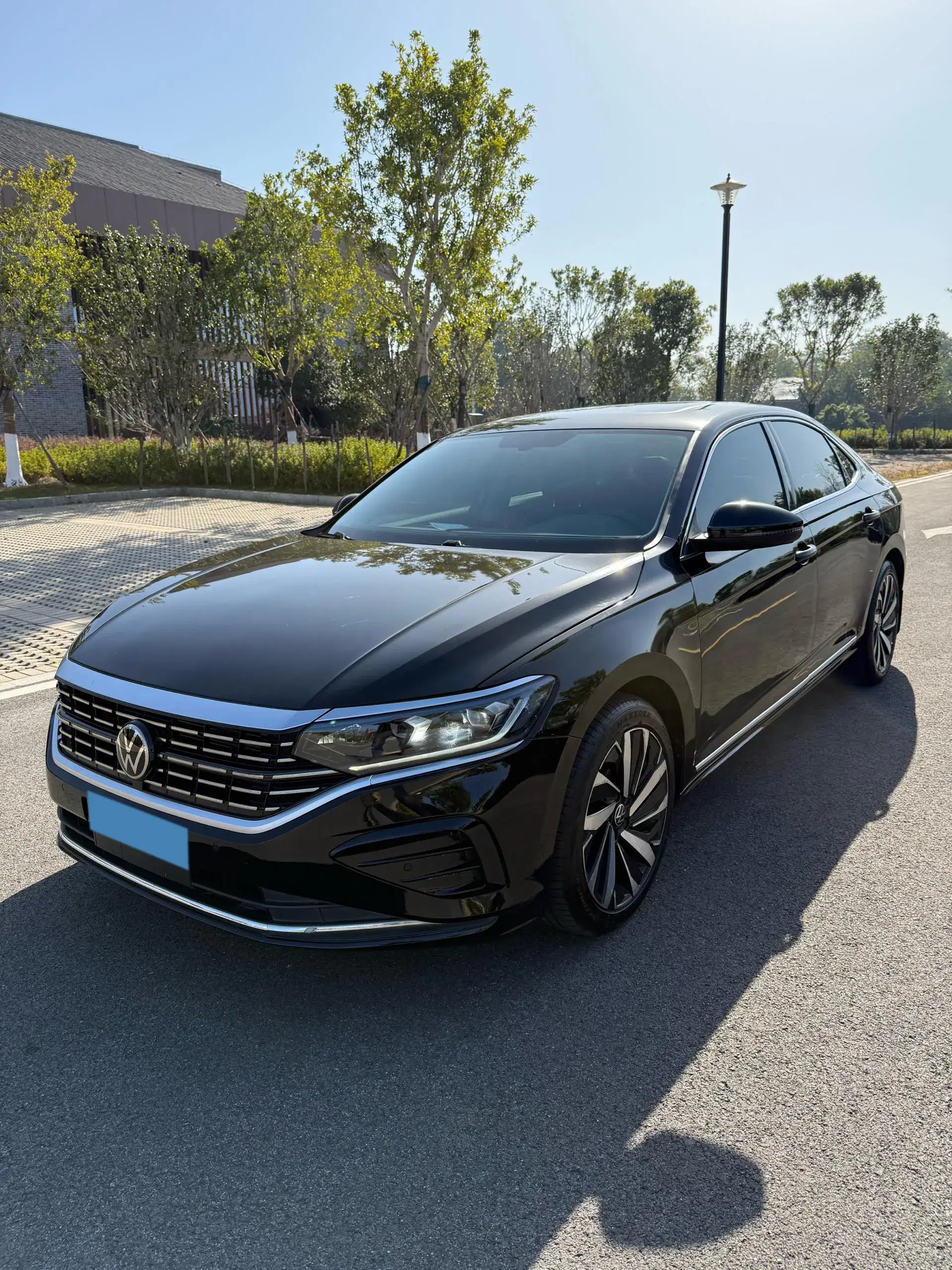 2023 VOLKSWAGEN PASSAT view 1