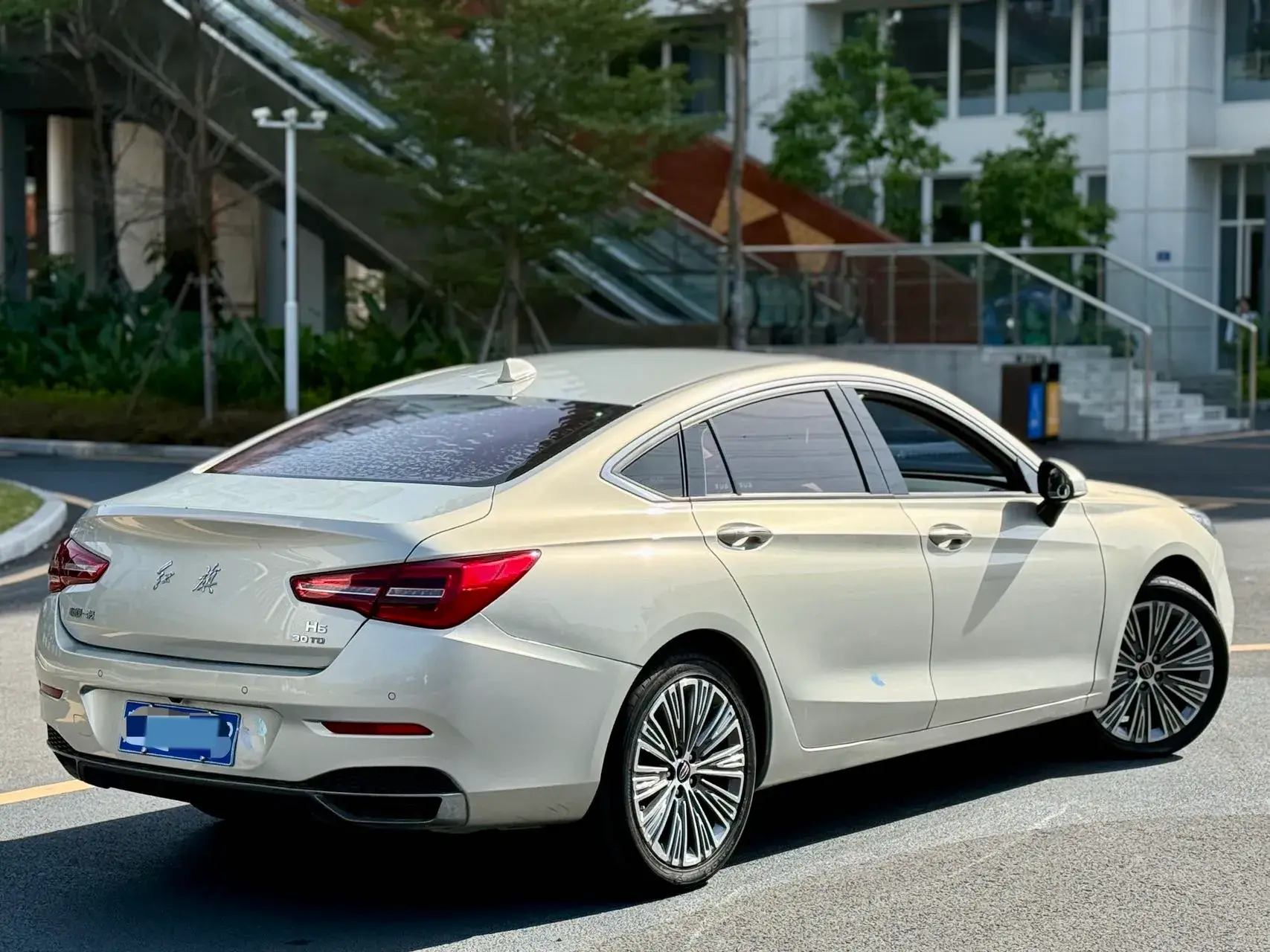 2022 HONGQI H5 thumbnail 3