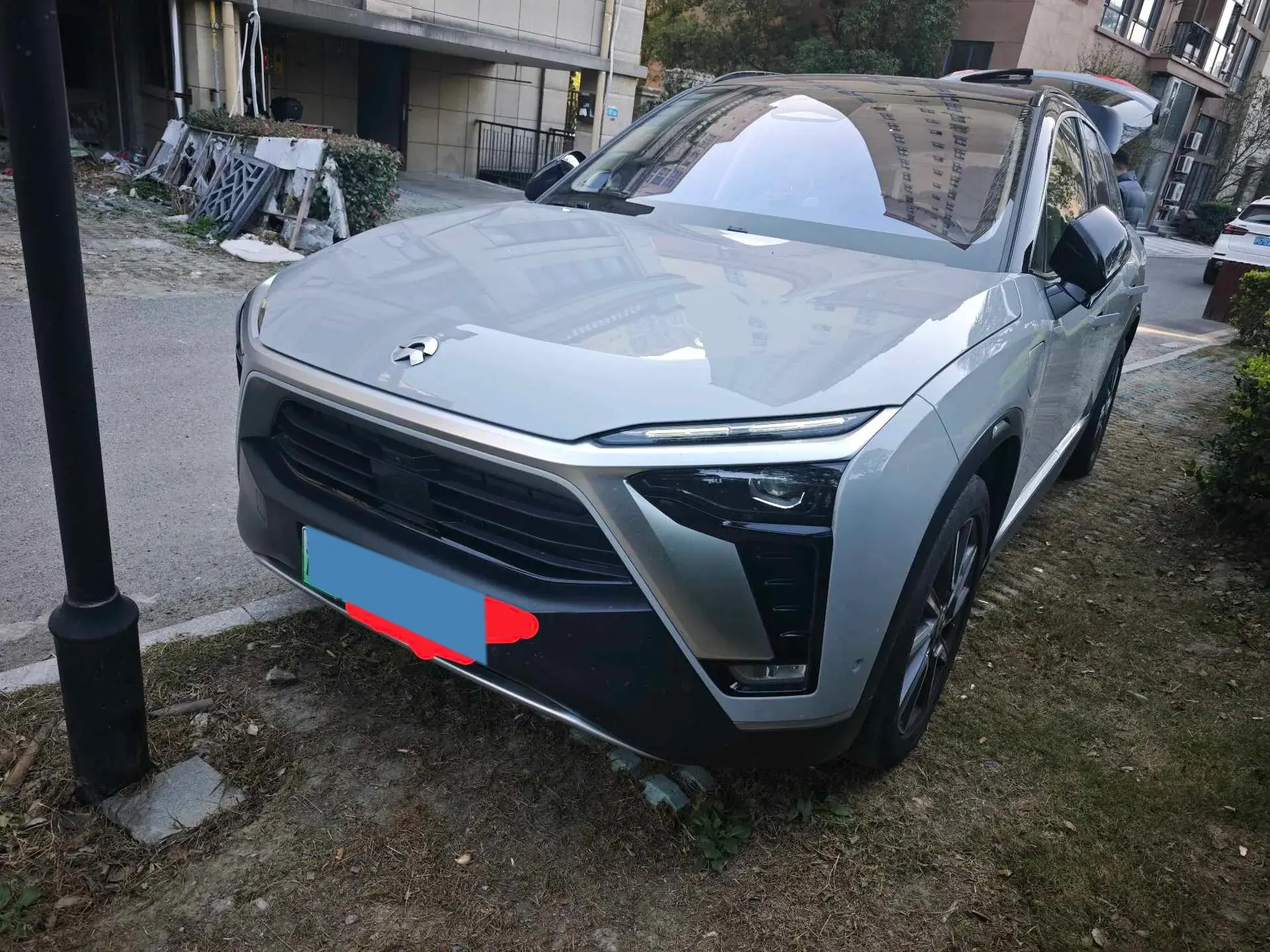 2020 NIO ES8 view 1