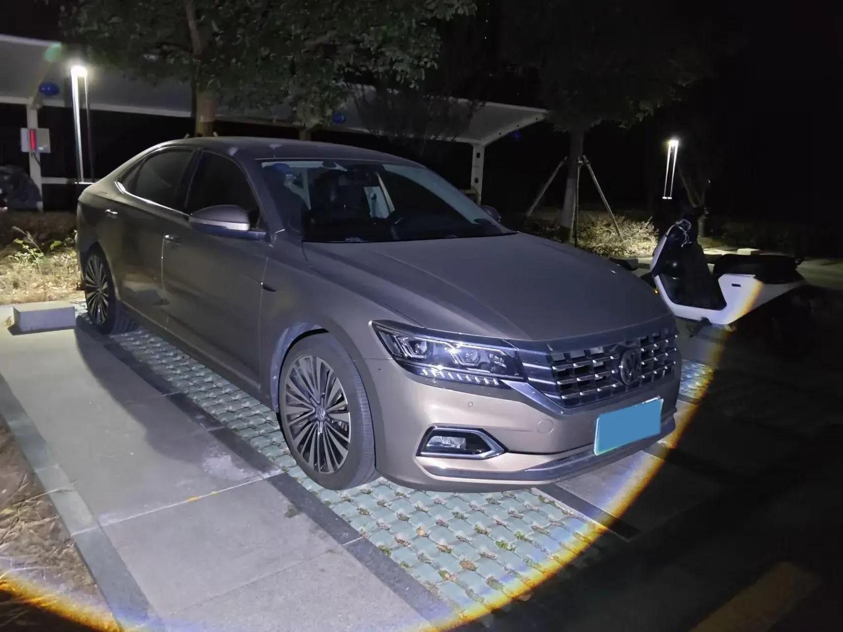 2019 VOLKSWAGEN PASSAT thumbnail 3