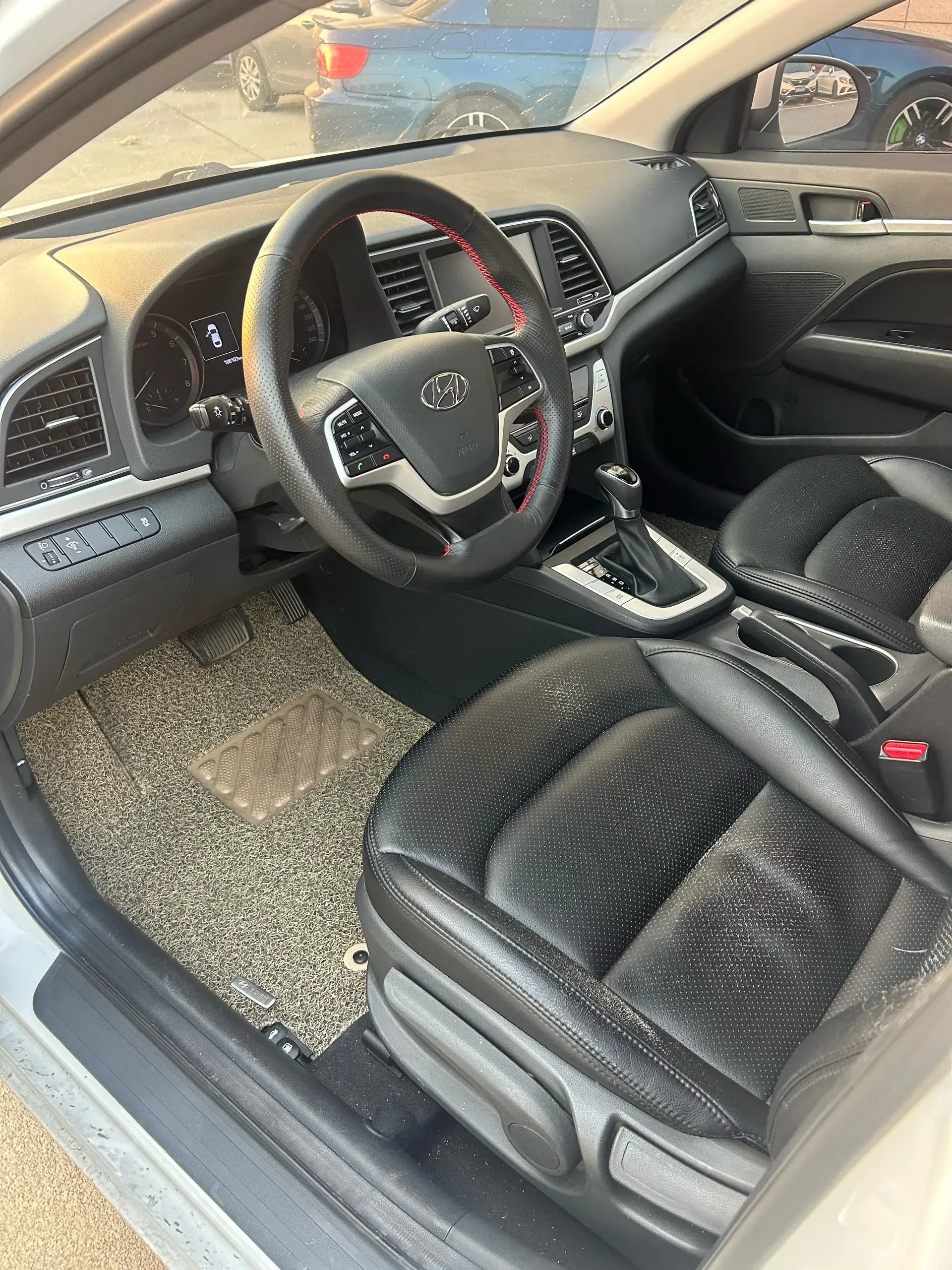 2016 HYUNDAI ELANTRA thumbnail 3