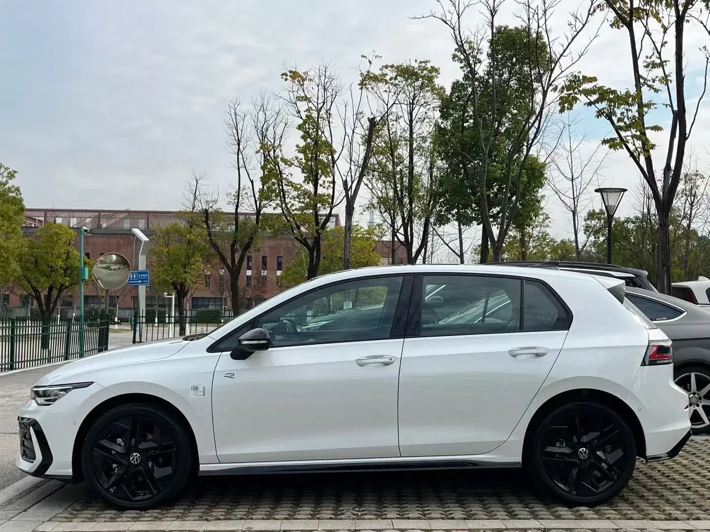 2025 VOLKSWAGEN GOLF thumbnail 3