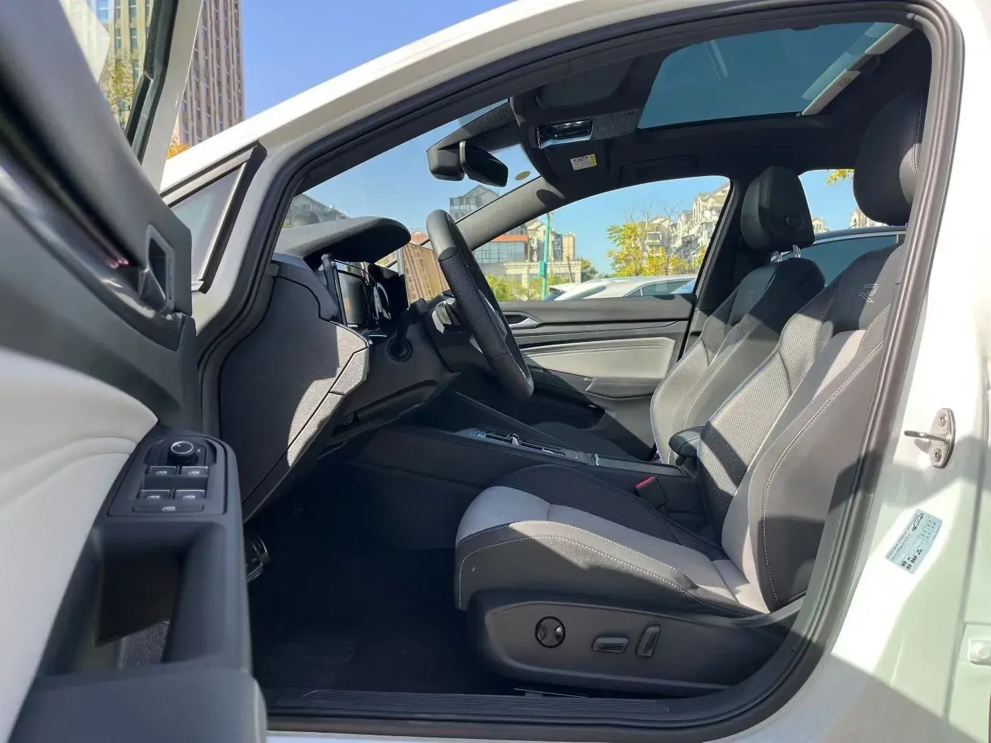 2025 VOLKSWAGEN GOLF thumbnail 4