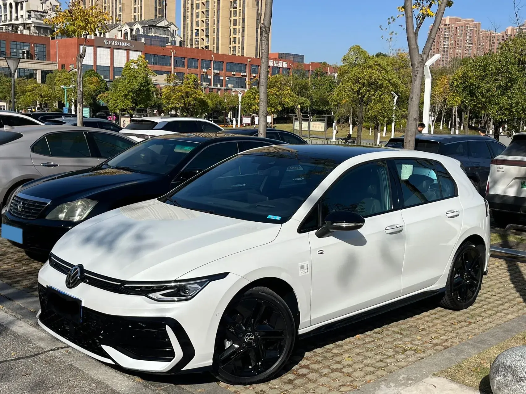 2025 VOLKSWAGEN GOLF view 1