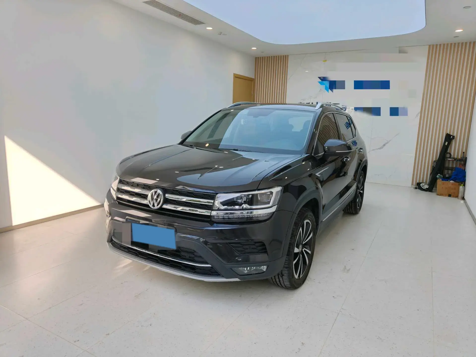 2020 VOLKSWAGEN THARU view 1