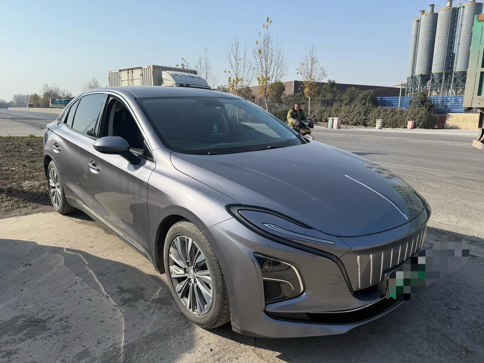 2023 HONGQI E-QM5 thumbnail 2