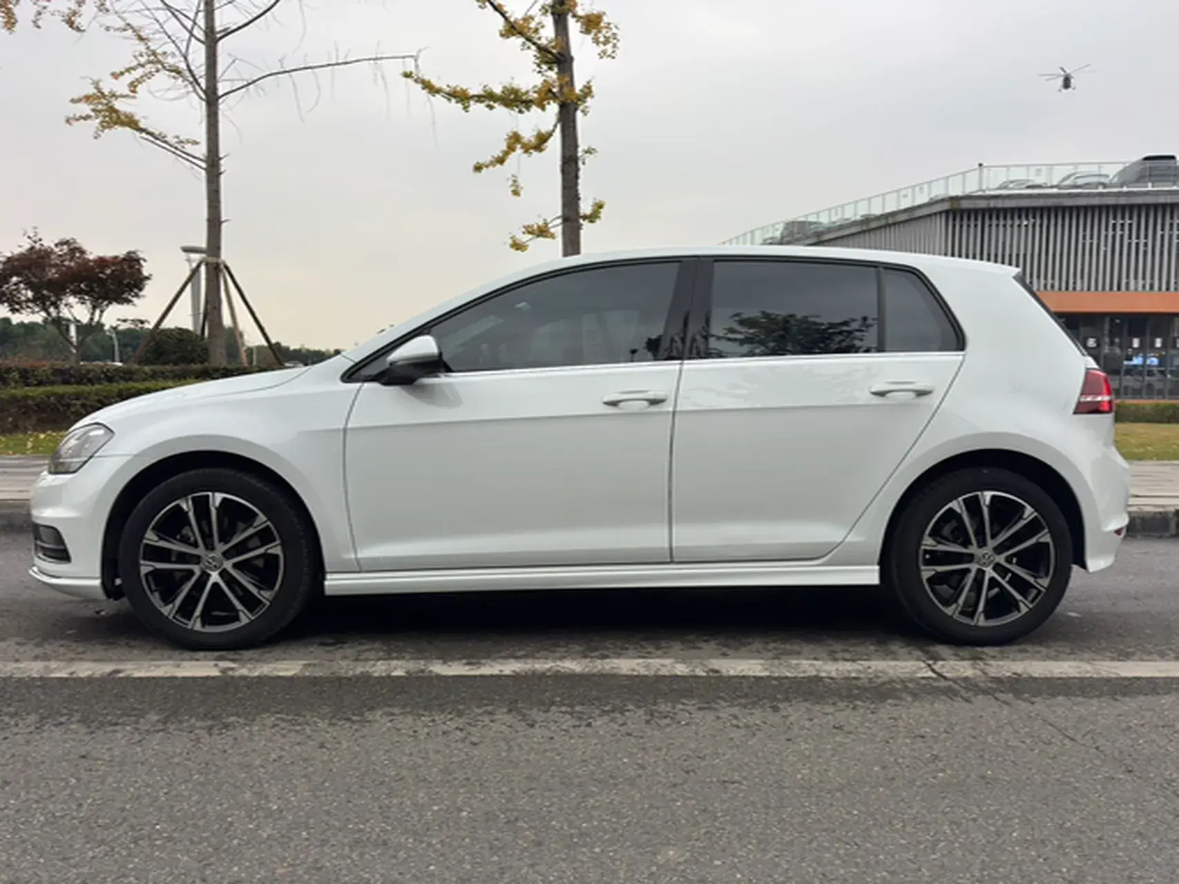 2017 VOLKSWAGEN GOLF thumbnail 3