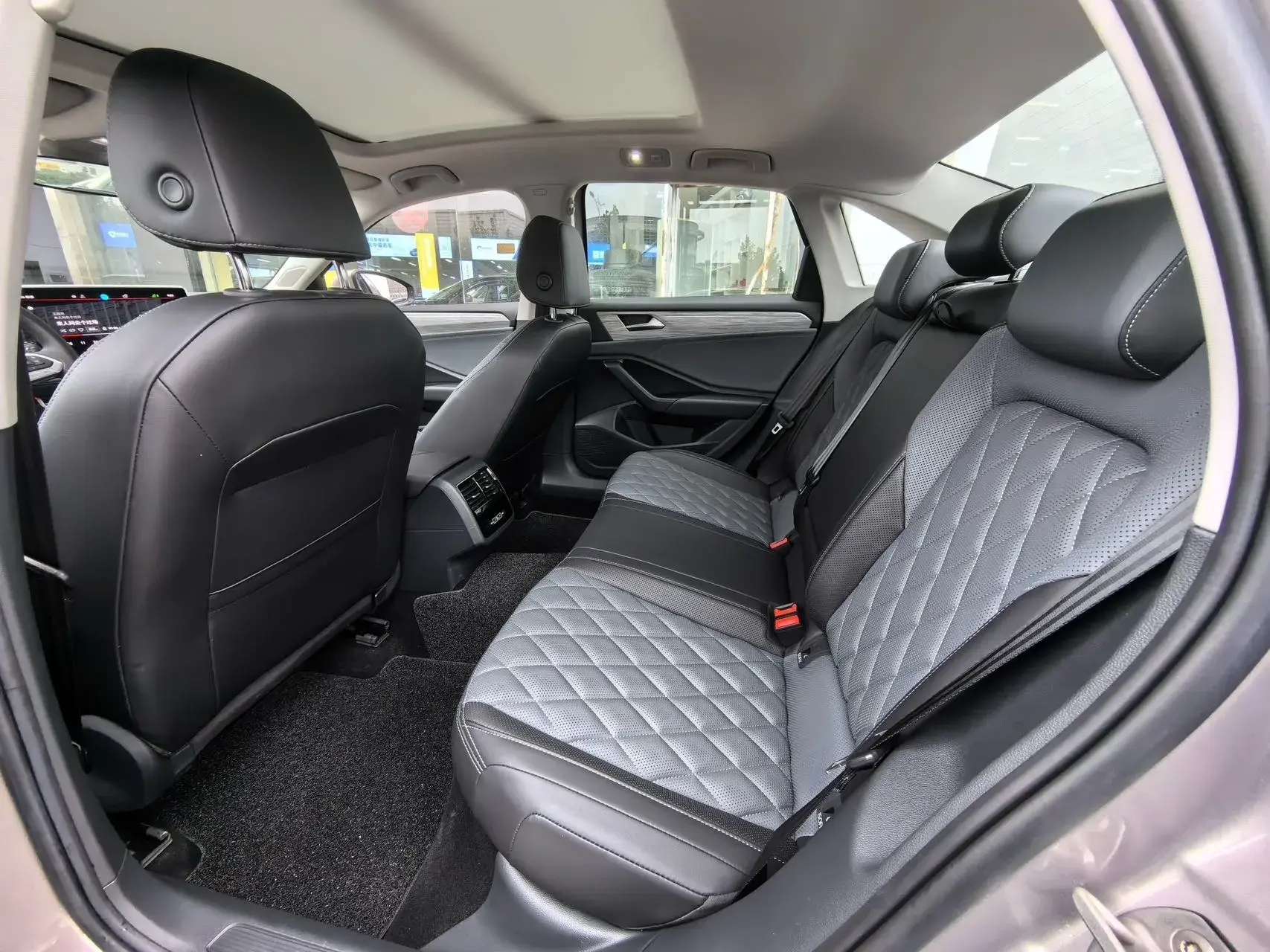 2023 VOLKSWAGEN SAGITAR view 1