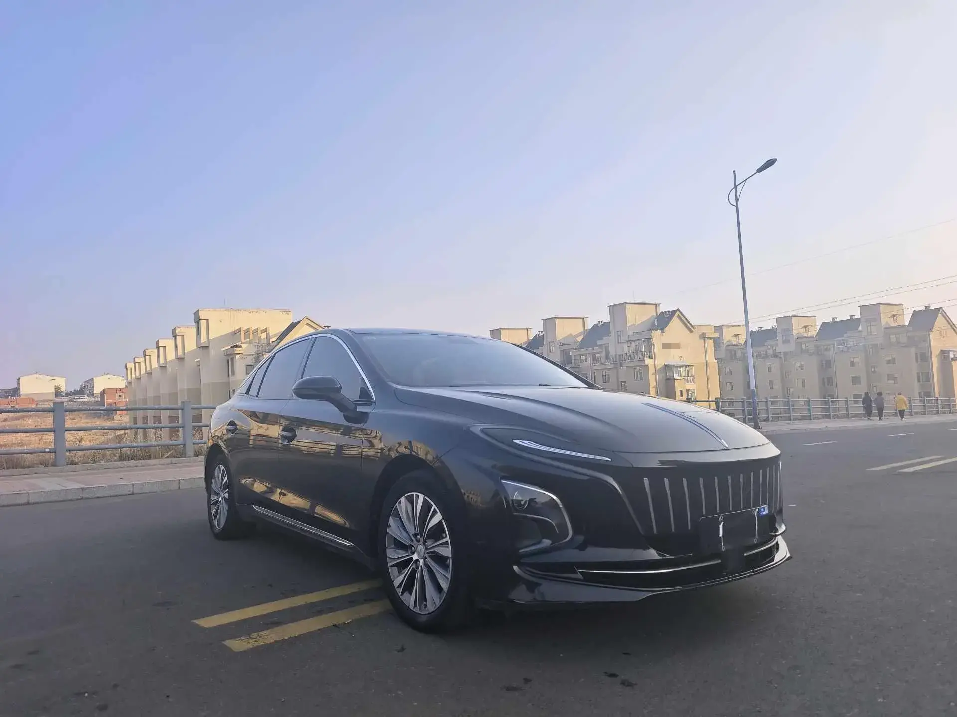 2022 HONGQI E-QM5 thumbnail 3