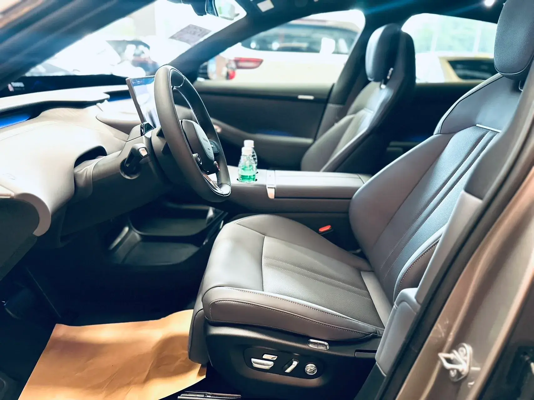 2025 MI YU7 thumbnail 4