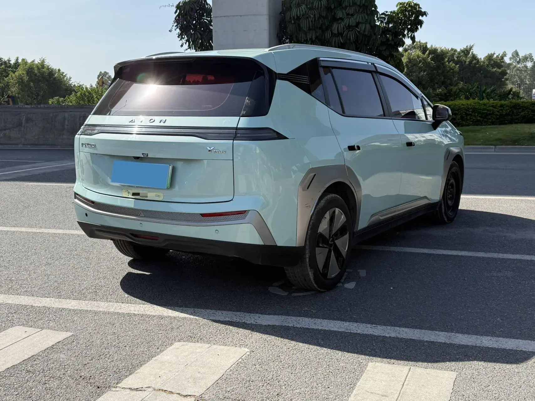 2023 AION Y thumbnail 3