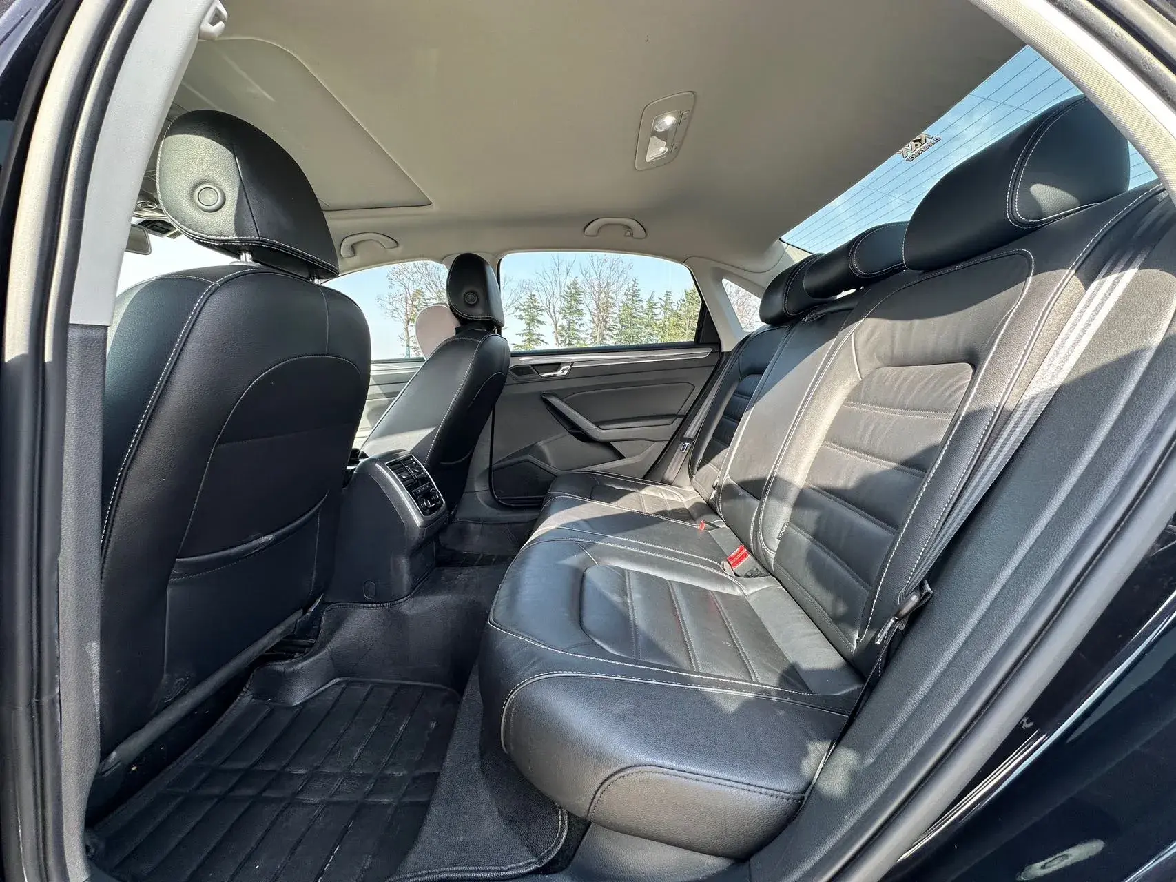 2017 VOLKSWAGEN PASSAT thumbnail 4