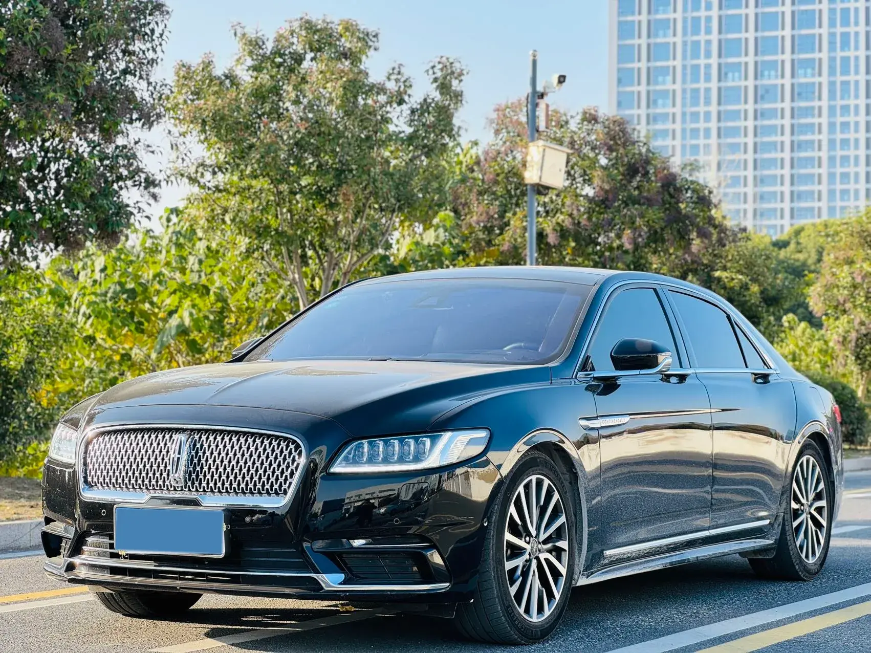 2019 LINCOLN CONTINENTAL view 1