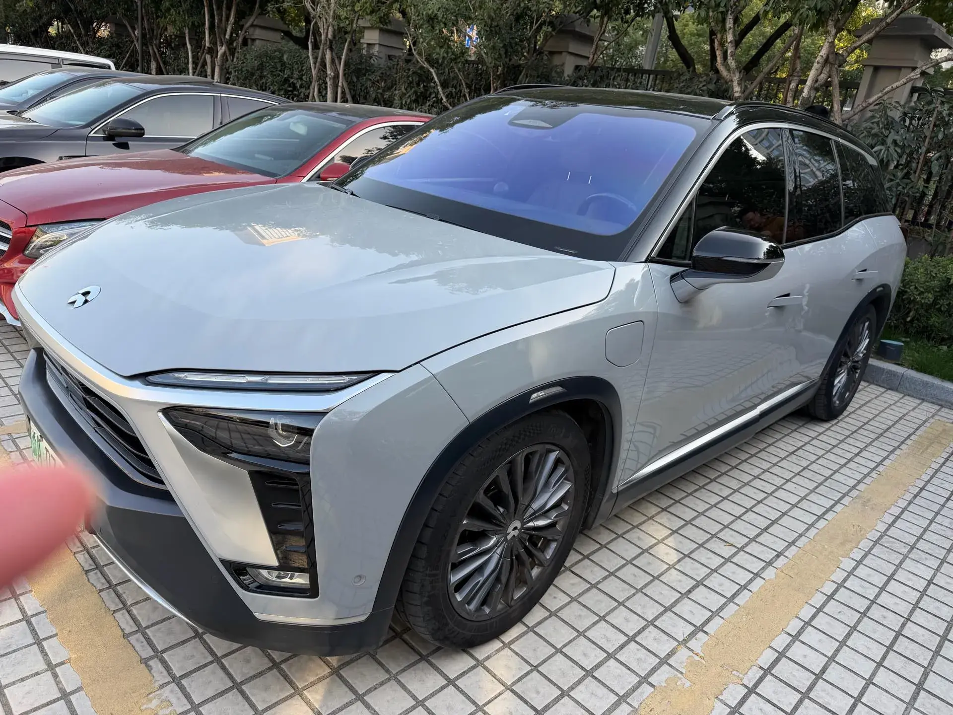 2020 NIO ES8 view 1