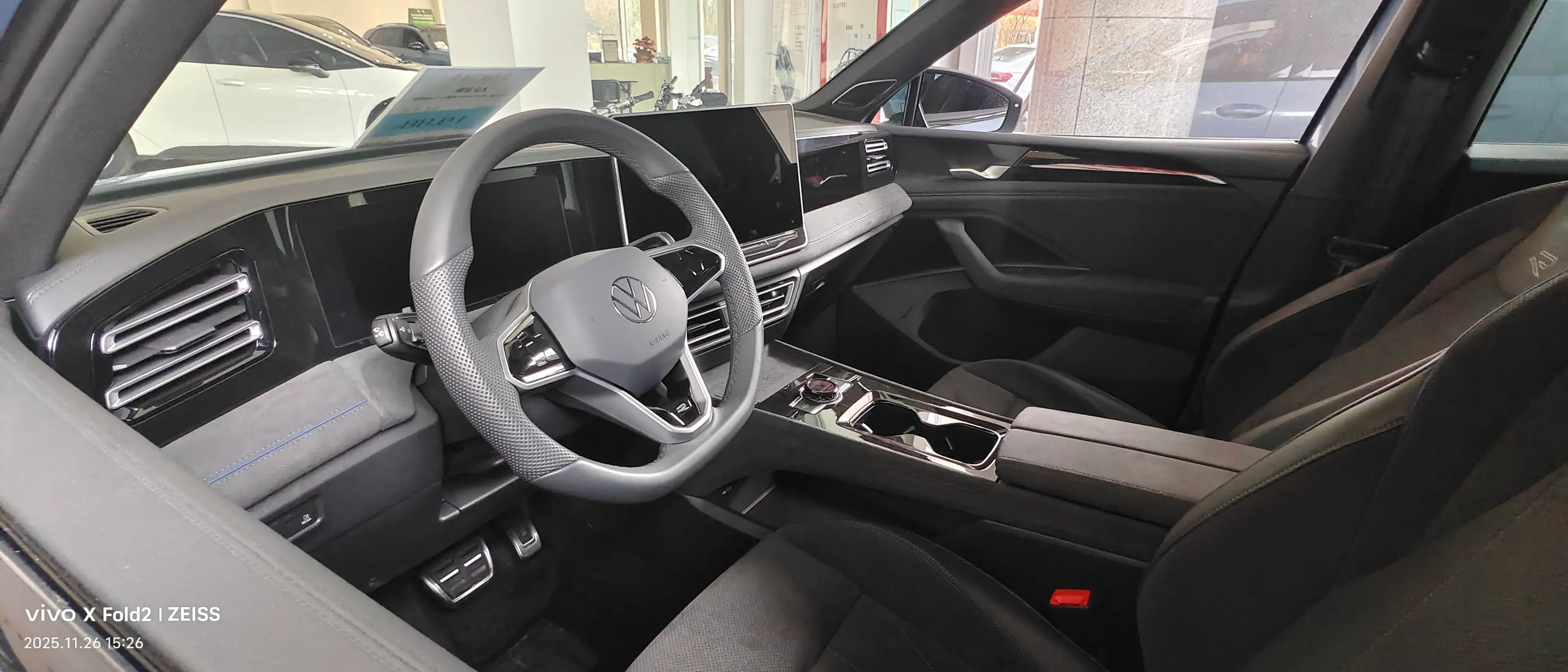 2024 VOLKSWAGEN TIGUAN thumbnail 4