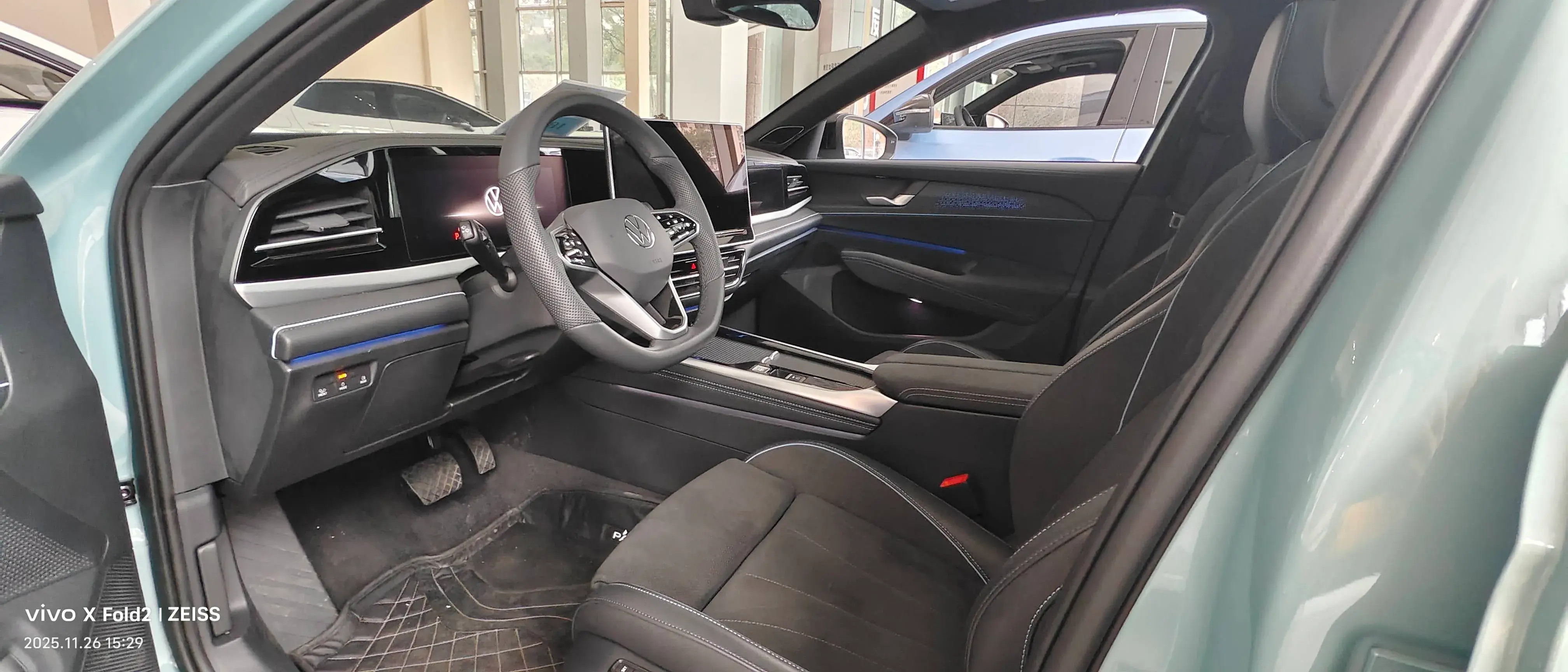 2025 VOLKSWAGEN PASSAT thumbnail 4