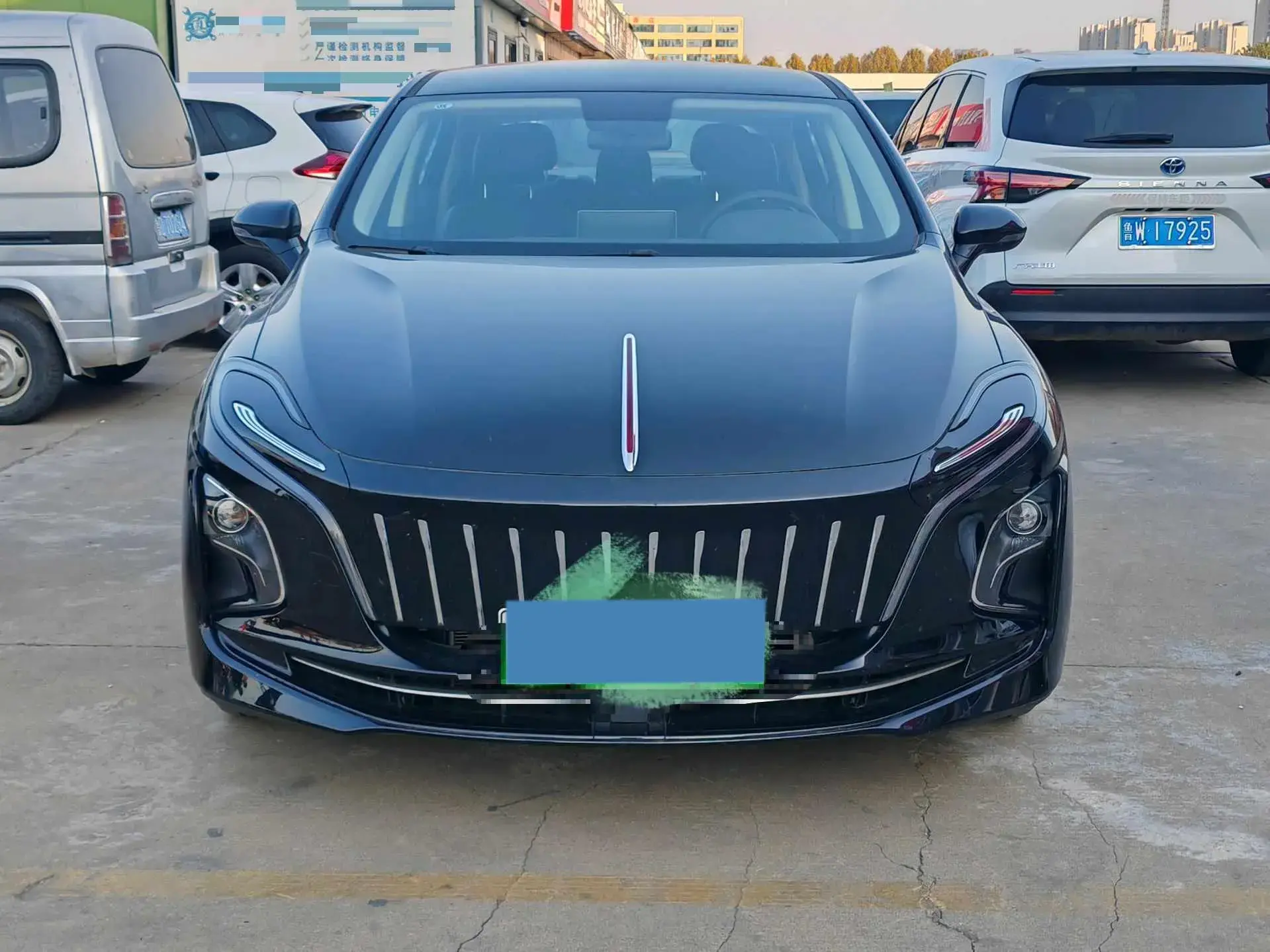 2023 HONGQI E-QM5 thumbnail 3