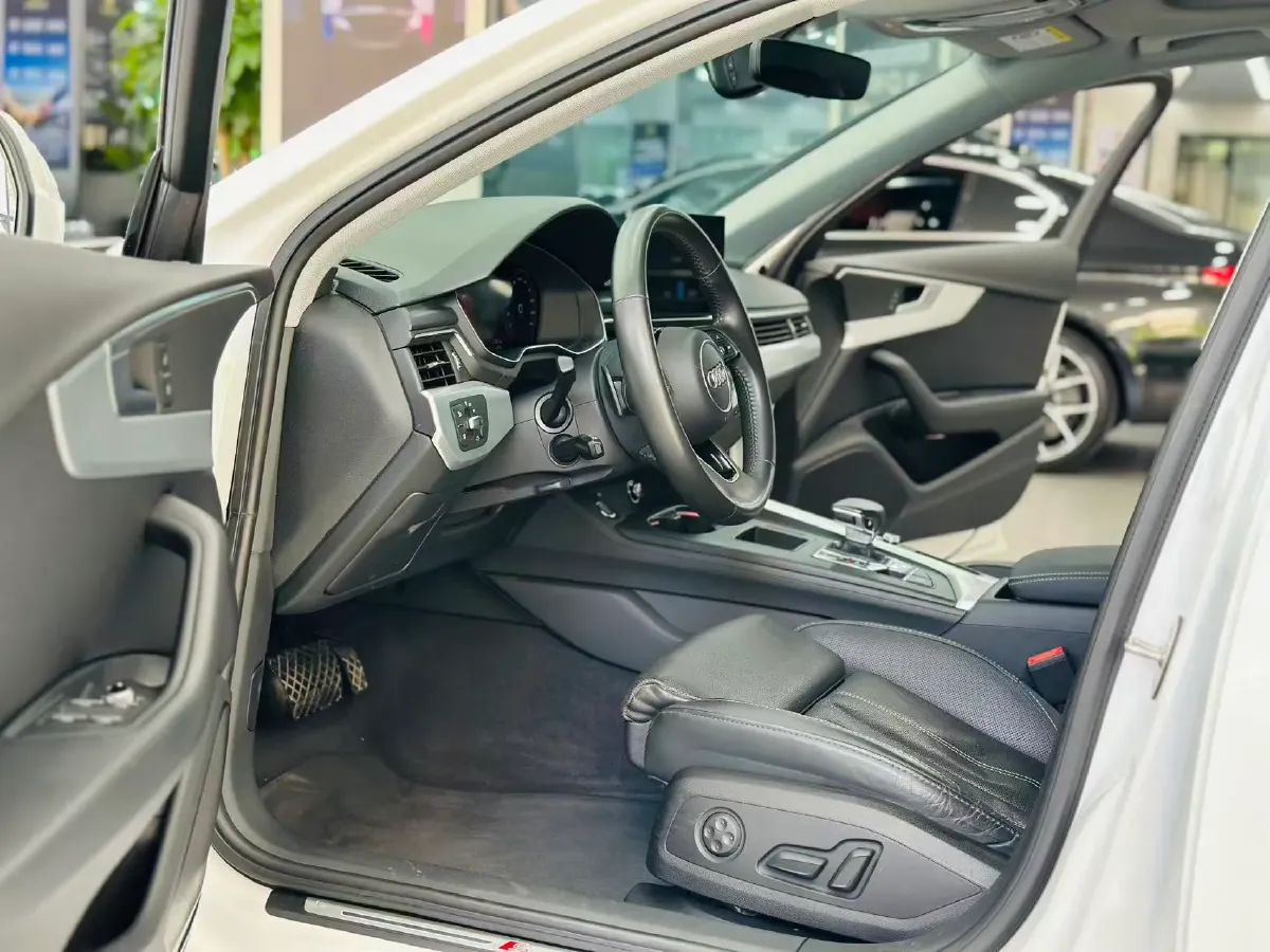 2020 Audi A4L 2.0T 190HP L4 7DCT,autocango,china used car exporter,china ev exporter,chinese used car exporter,chinese used ev exporter