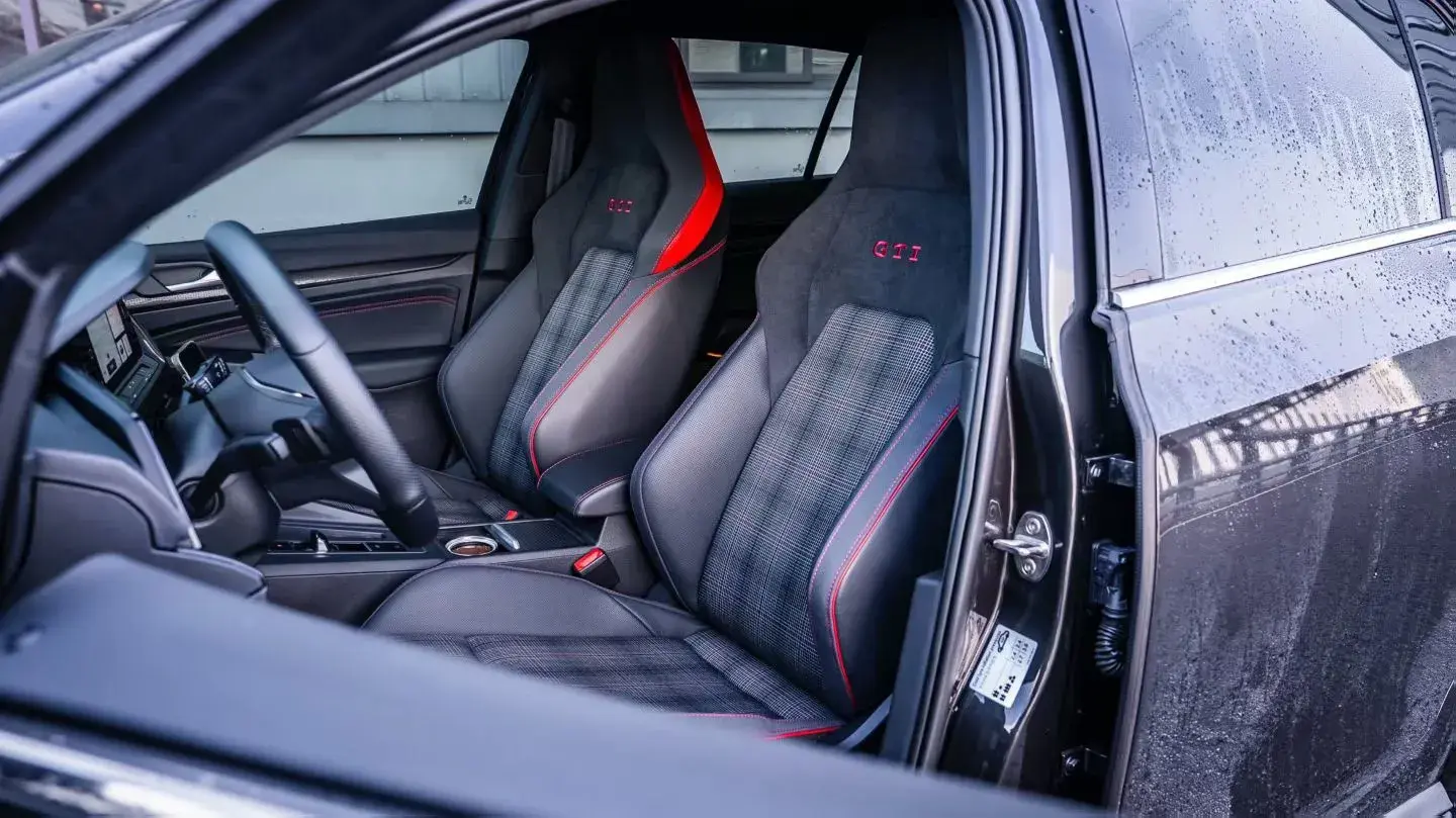 2023 VOLKSWAGEN GOLFGTI thumbnail 3