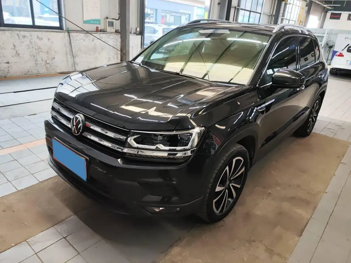 2021 VOLKSWAGEN THARU view 1