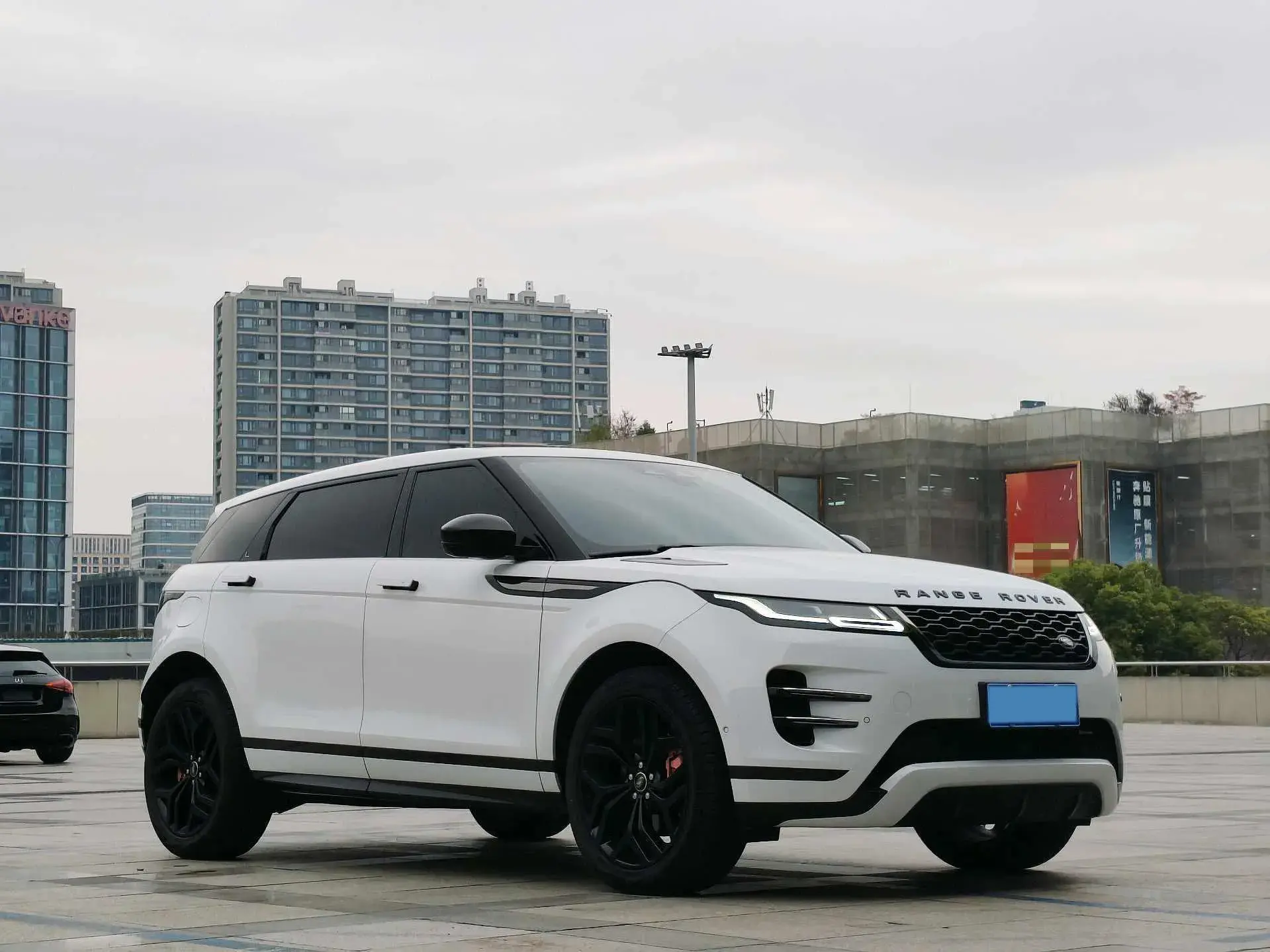 2023 LAND ROVER thumbnail 3