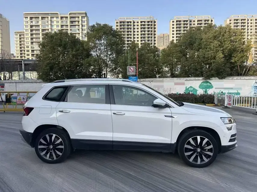2020 SKODA KAROQ thumbnail 4
