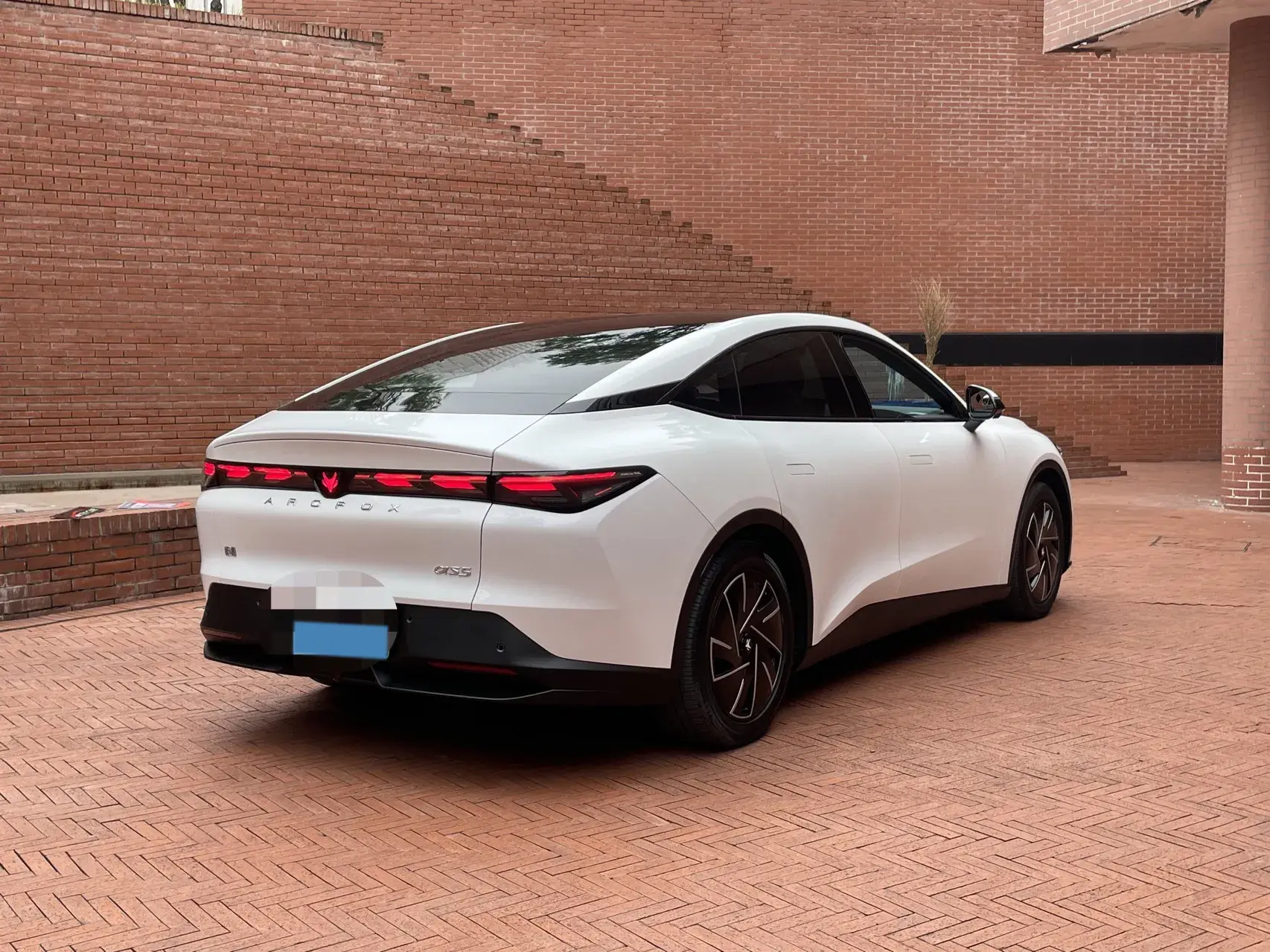 2024 ARCFOX ΑS5 thumbnail 4