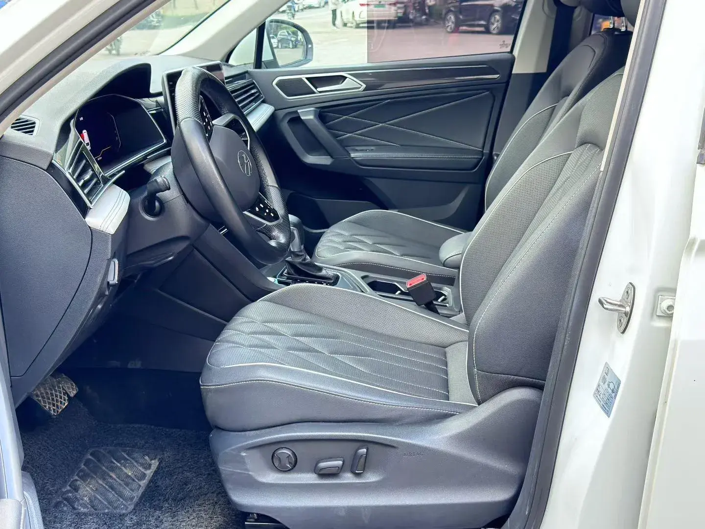 2023 VOLKSWAGEN TIGUAN thumbnail 4