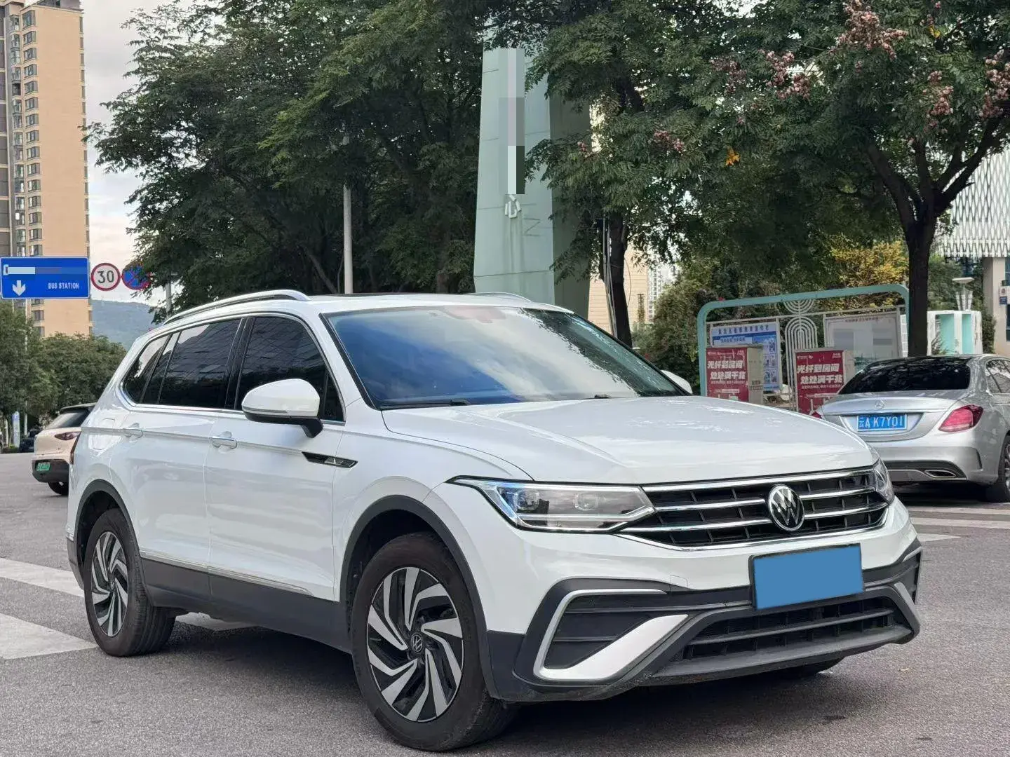2023 VOLKSWAGEN TIGUAN thumbnail 2
