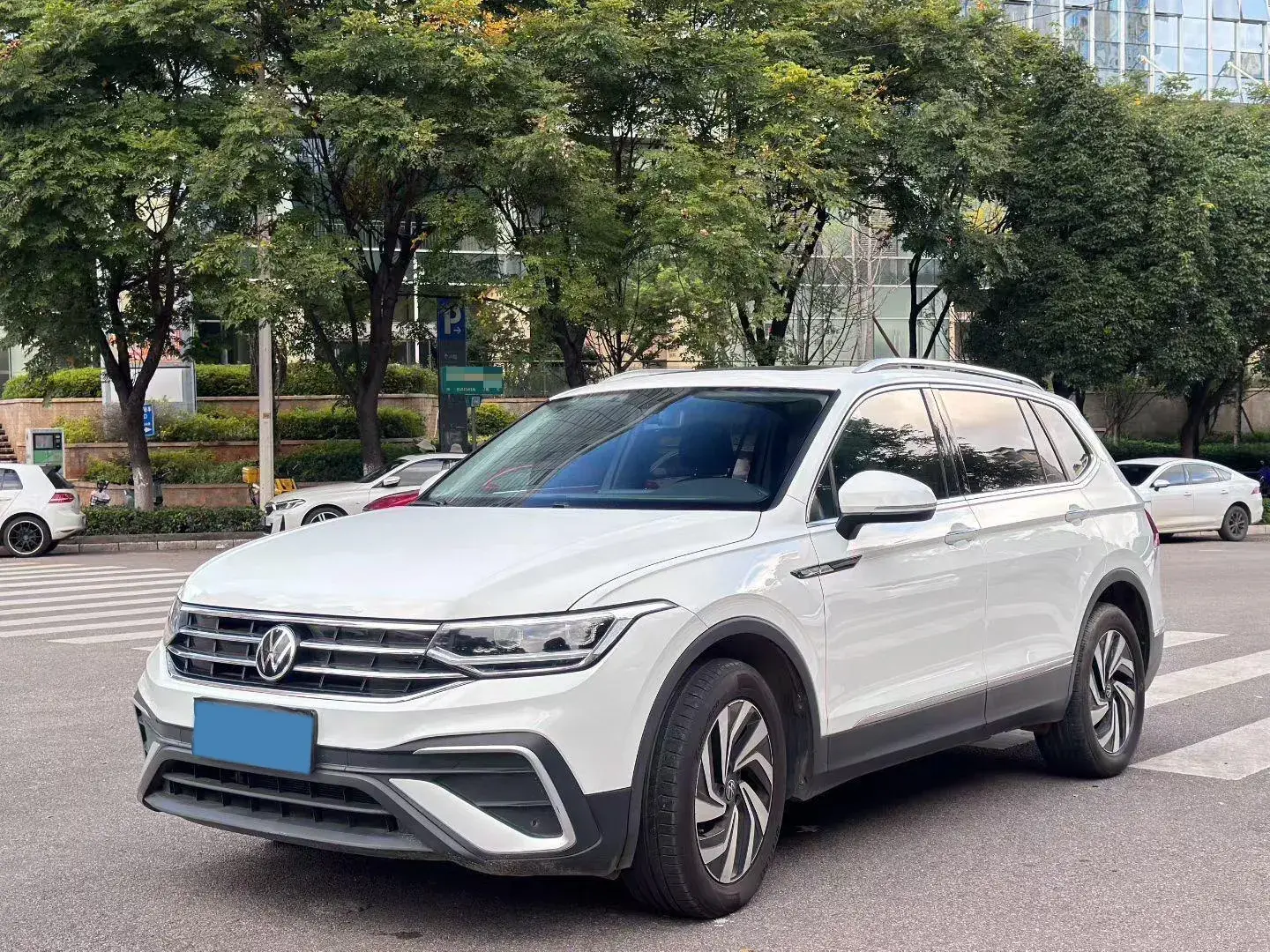 2023 VOLKSWAGEN TIGUAN view 1